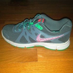 Women's Nike Revolution 2 - Size 7